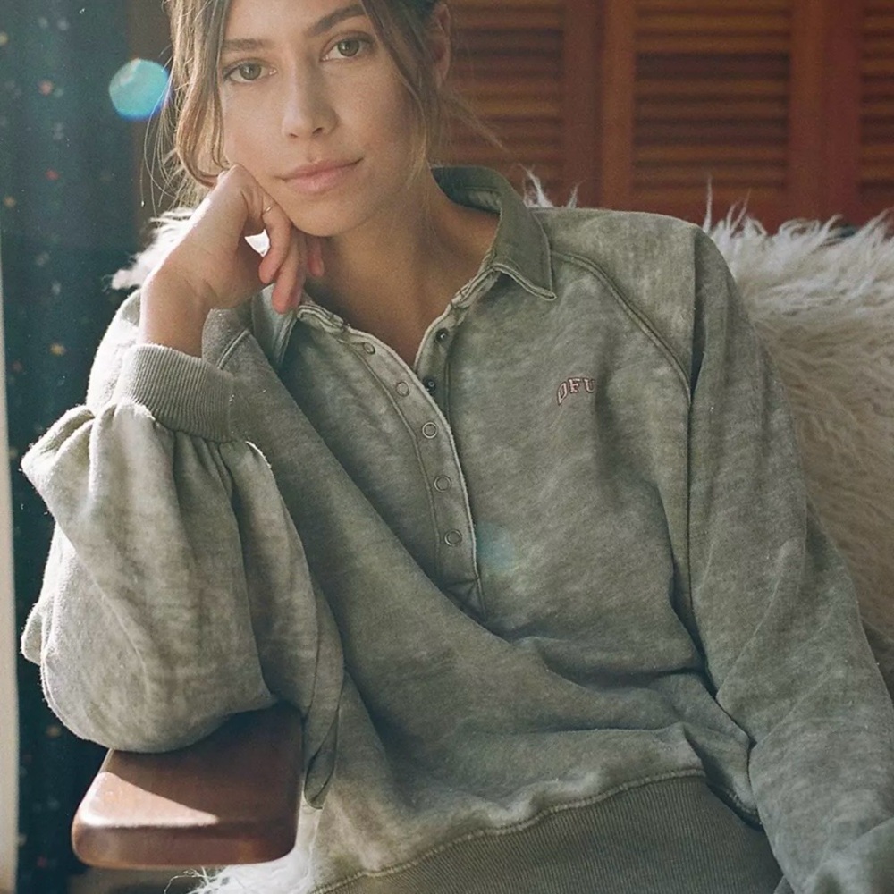 UO Out From Under Women Green Distressed Oversized Ozzy Henley Sweatshirt M‎ EUC